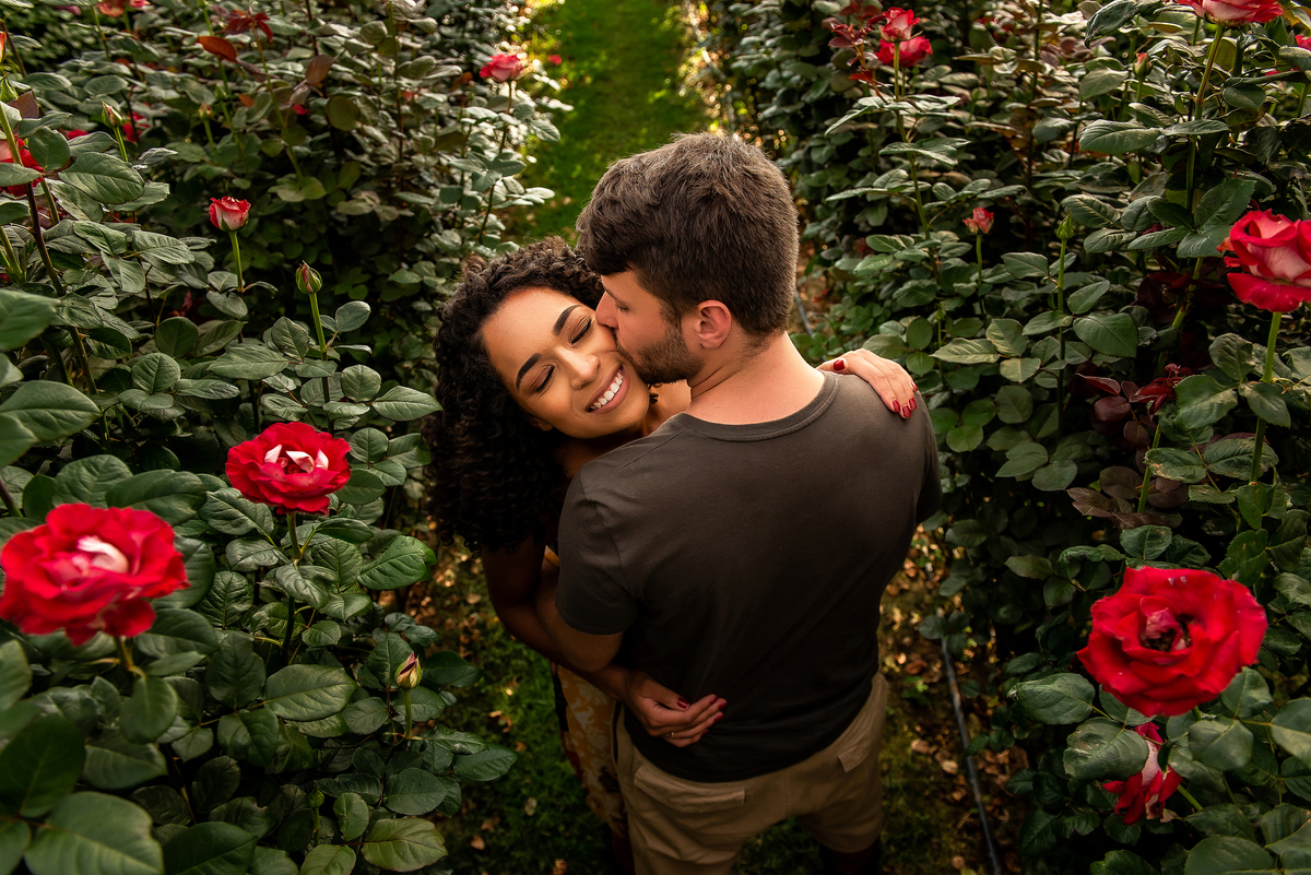 casal abraçados em Bloemen Park campo de flores em Holambra
