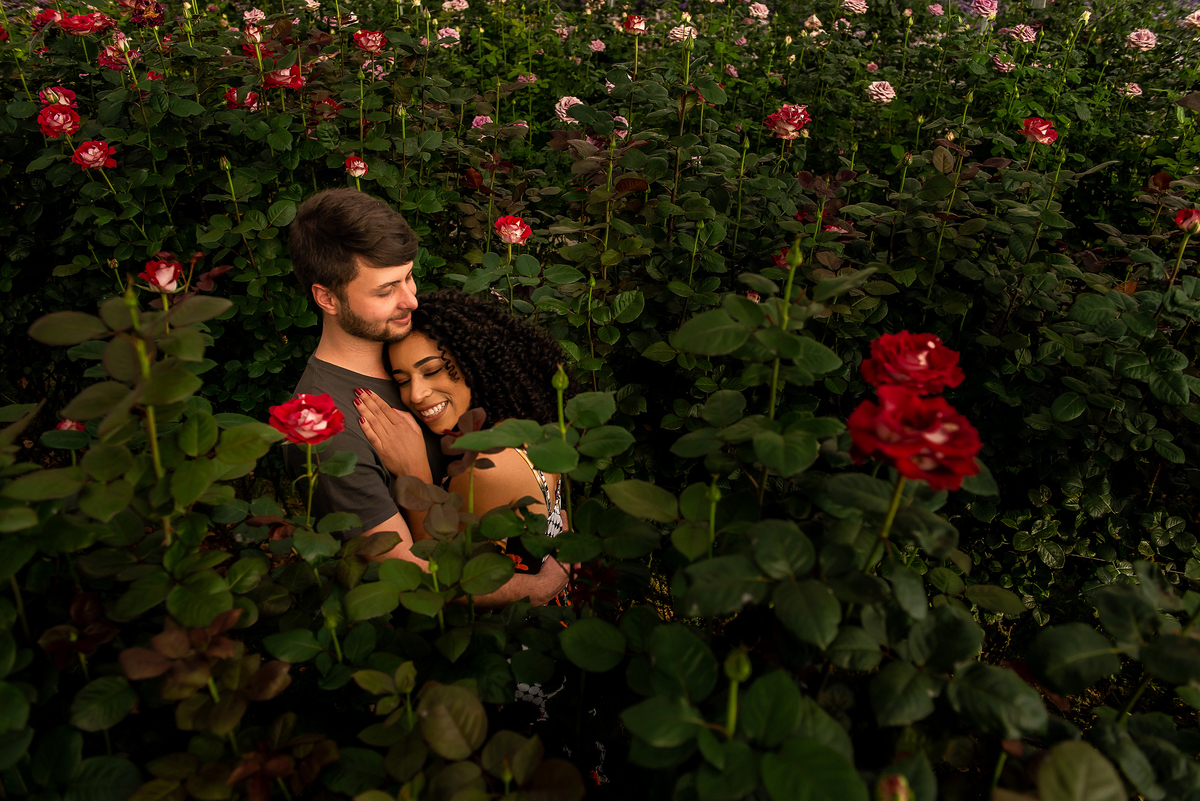 casal abraçados em Bloemen Park campo de flores em Holambra