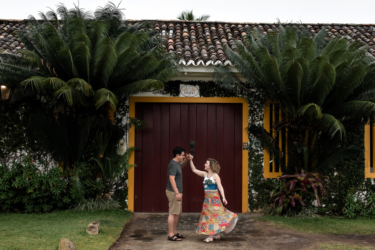 casal dançando no centro histórico em Paraty Rio de Janeiro