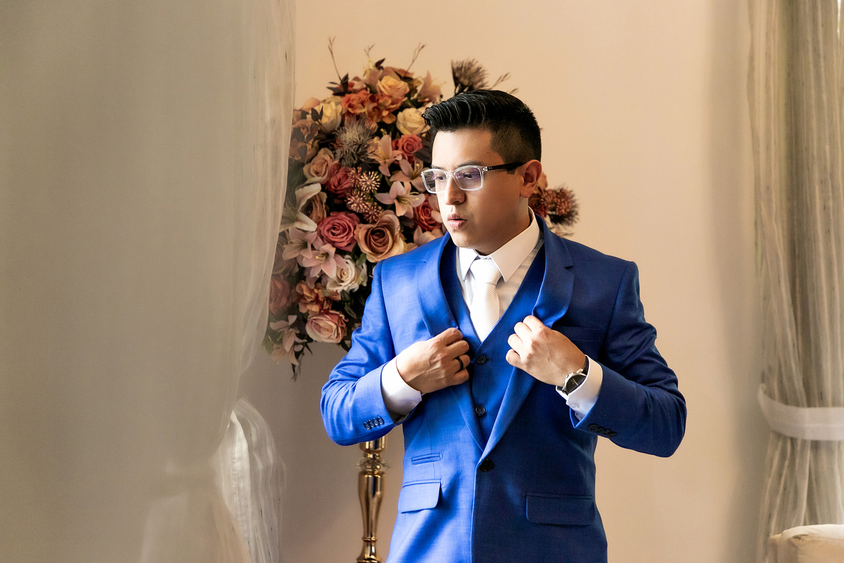 noivo se arrumando no espaço zabeu São Paulo fotografado por Max Nogueira