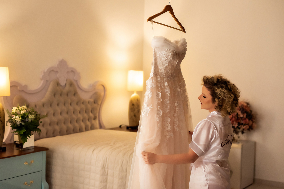 noiva segurando seu vestido de casamento no espaço zabeu São Paulo fotografado por Max Nogueira