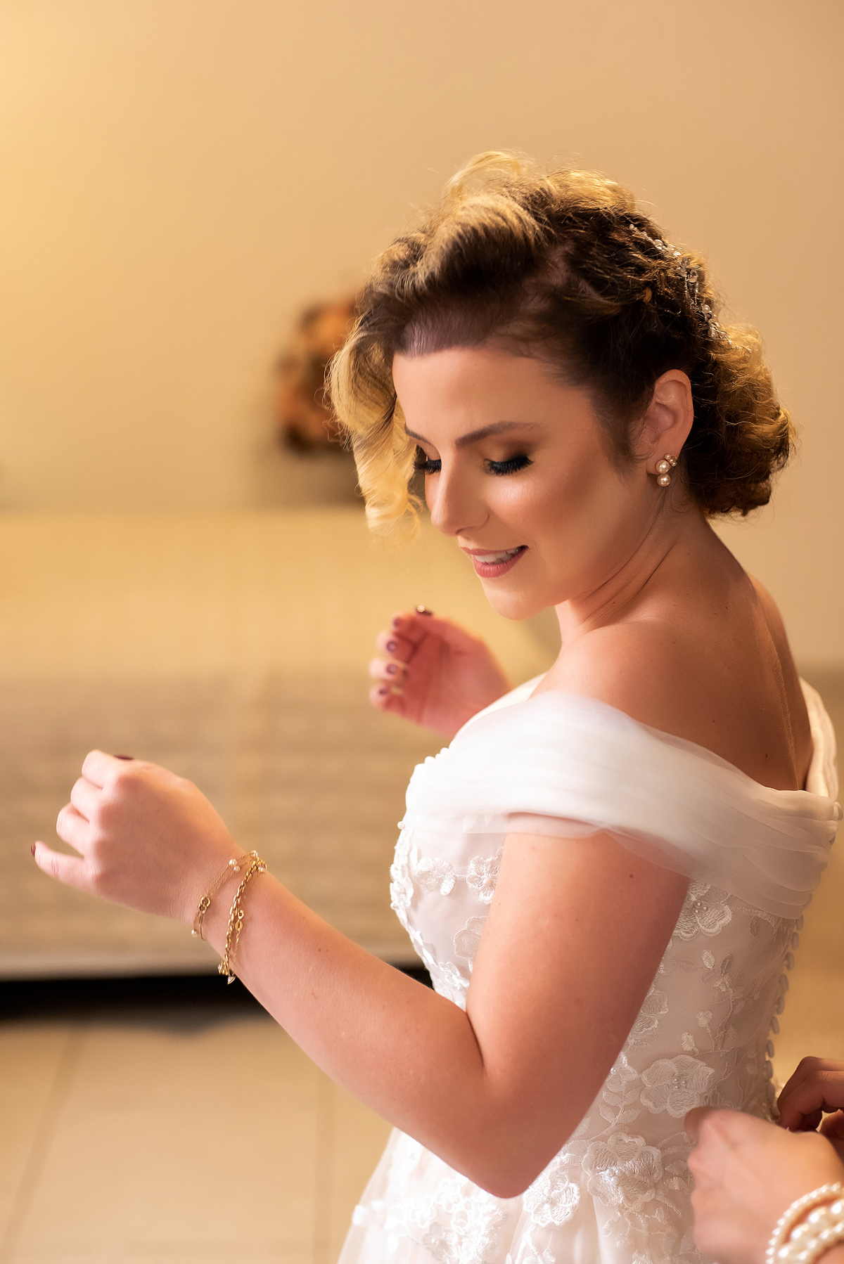 noiva pronta dançando com seu vestido do casamento no espaço zabeu São Paulo fotografado por Max Nogueira