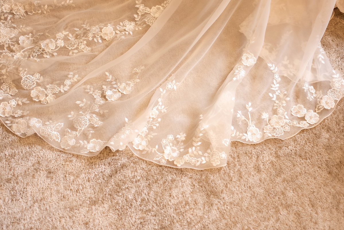 noiva pronta com seu vestido do casamento no espaço zabeu São Paulo fotografado por Max Nogueira