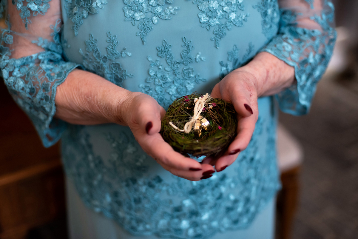 avó segurando alianças do casamento no espaço zabeu São Paulo fotografado por Max Nogueira