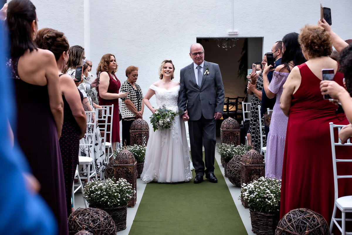 noiva entrando com seu pai no espaço zabeu São Paulo fotografado por Max Nogueira
