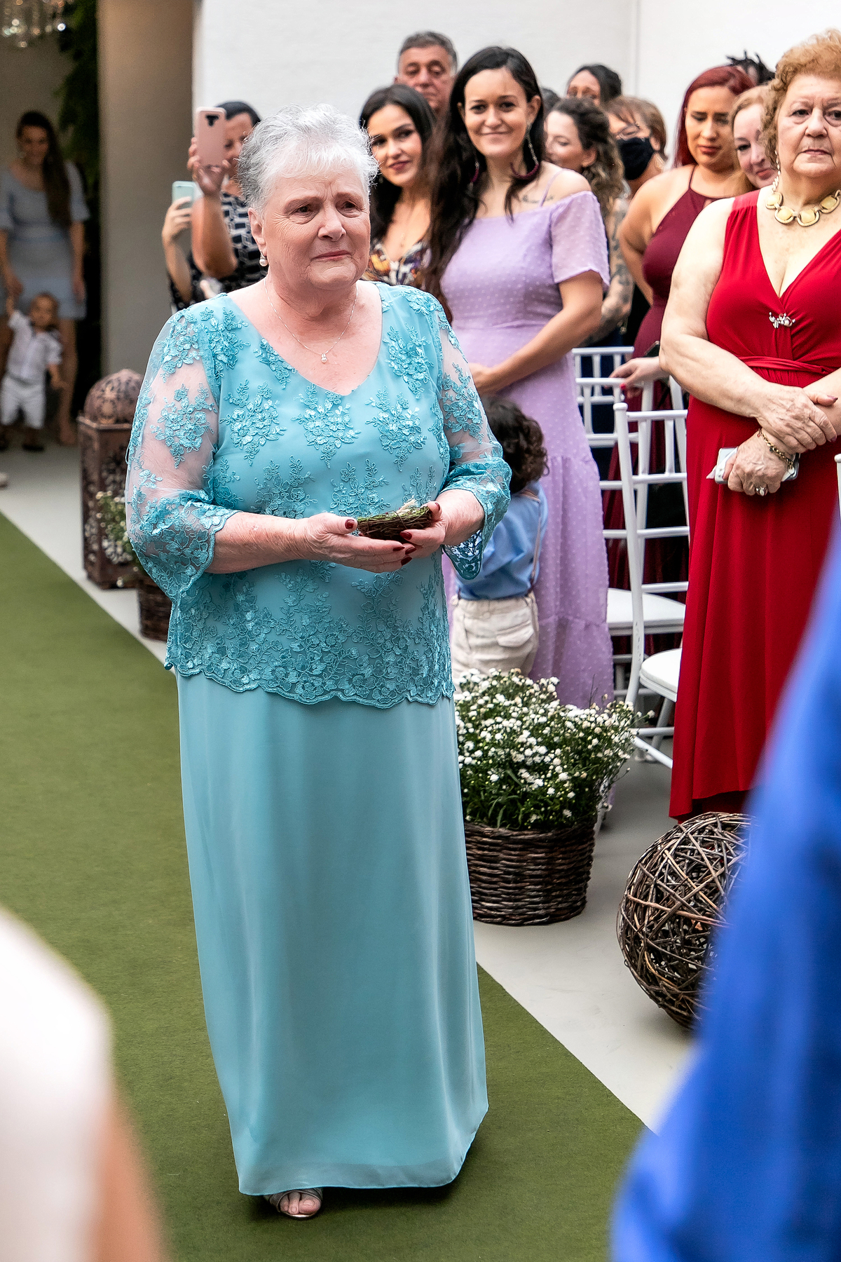 avó entrando com a aliança durante cerimonia de casamento no espaço zabeu São Paulo fotografado por Max Nogueira