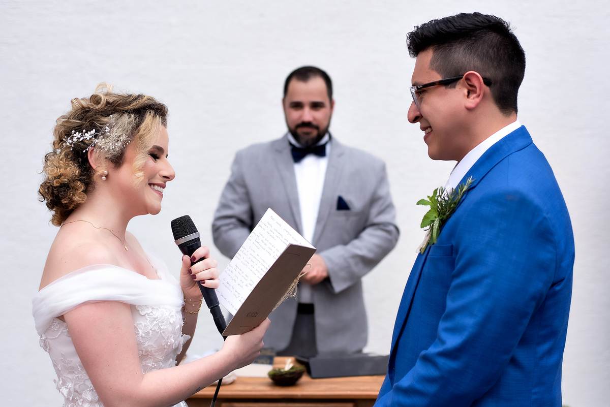 troca de votos com noivo chorando durante a cerimonia de casamento no espaço zabeu São Paulo fotografado por Max Nogueira