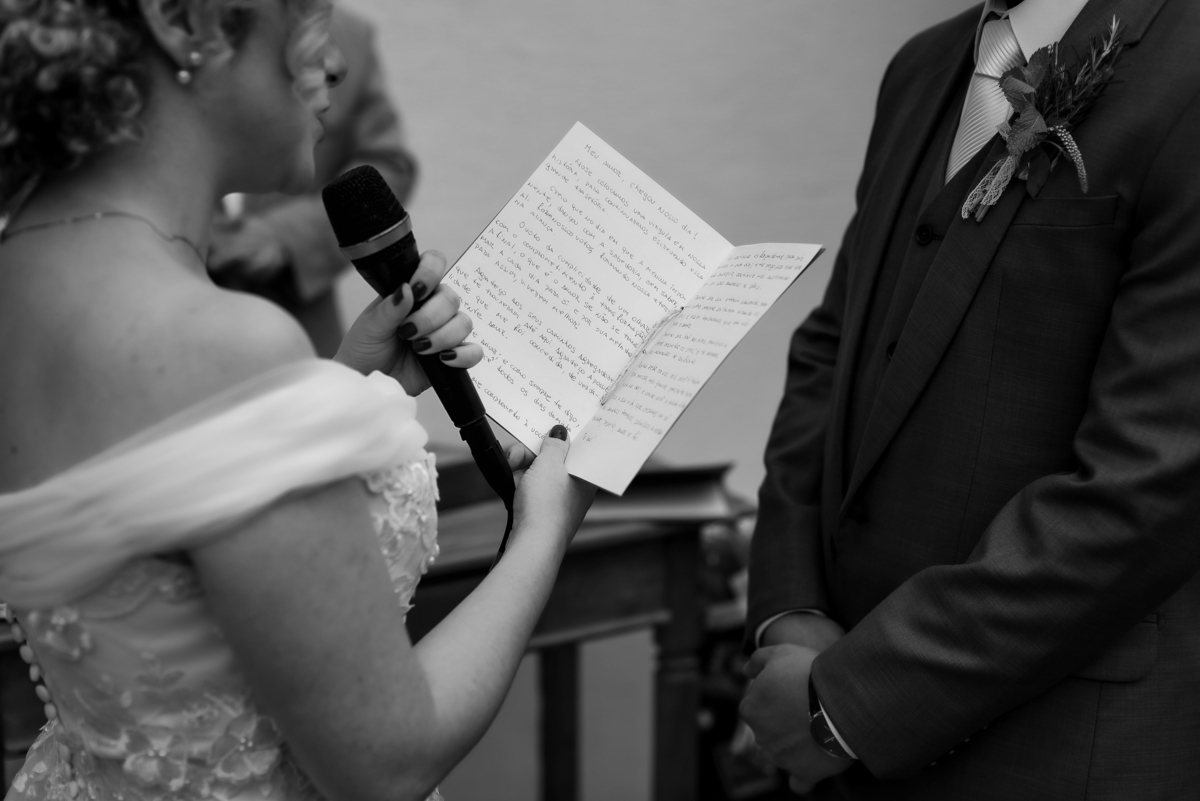 troca de votos com noivo chorando durante a cerimonia de casamento no espaço zabeu São Paulo fotografado por Max Nogueira