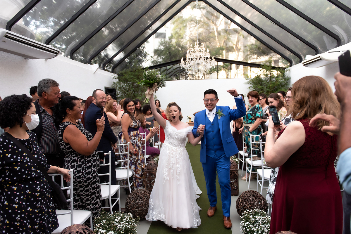 saida dos noivos durante cerimonia de casamento no espaço zabeu São Paulo fotografado por Max Nogueira