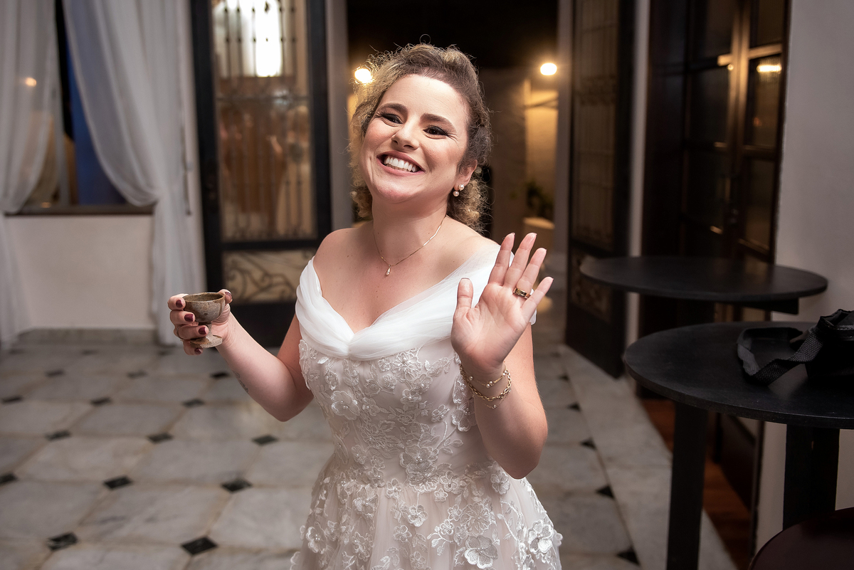 noiva dançando e bebendo na festa do casamento no espaço zabeu São Paulo fotografado por Max Nogueira