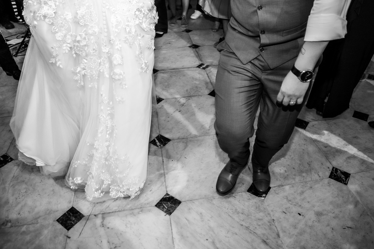 noivos dançando e bebendo na festa do casamento no espaço zabeu São Paulo fotografado por Max Nogueira