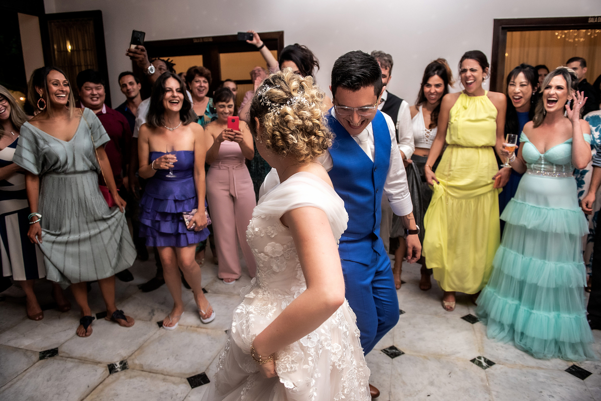 noivos dançando e bebendo na festa do casamento no espaço zabeu São Paulo fotografado por Max Nogueira