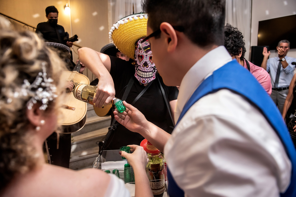 noivos bebendo tequila na festa do casamento no espaço zabeu São Paulo fotografado por Max Nogueira