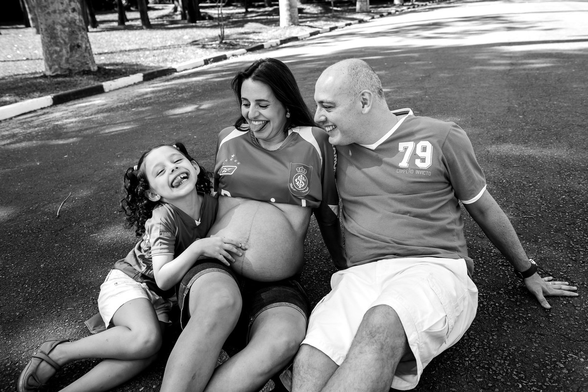 ensaio de gestante no jardim botanico em são paulo familia com uniforme do Internacional