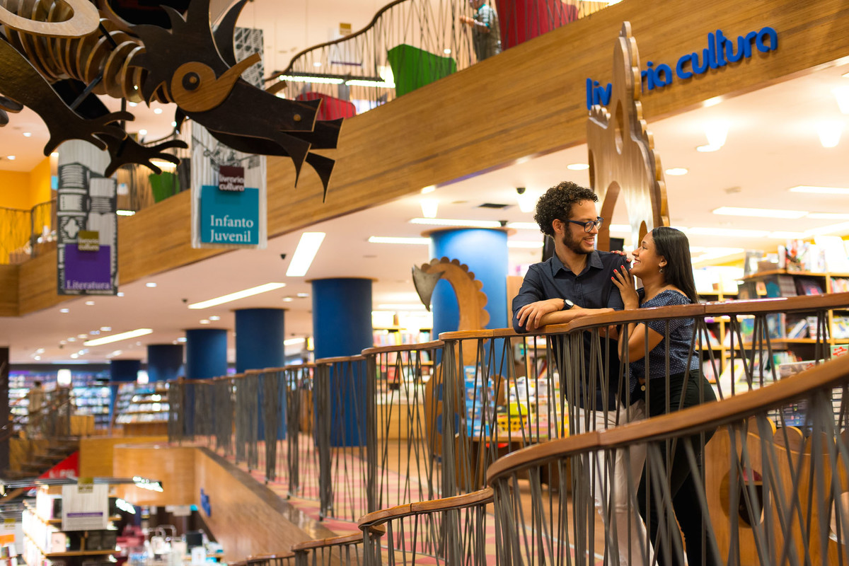 casal conversando na livraria cultura do conjunto nacional