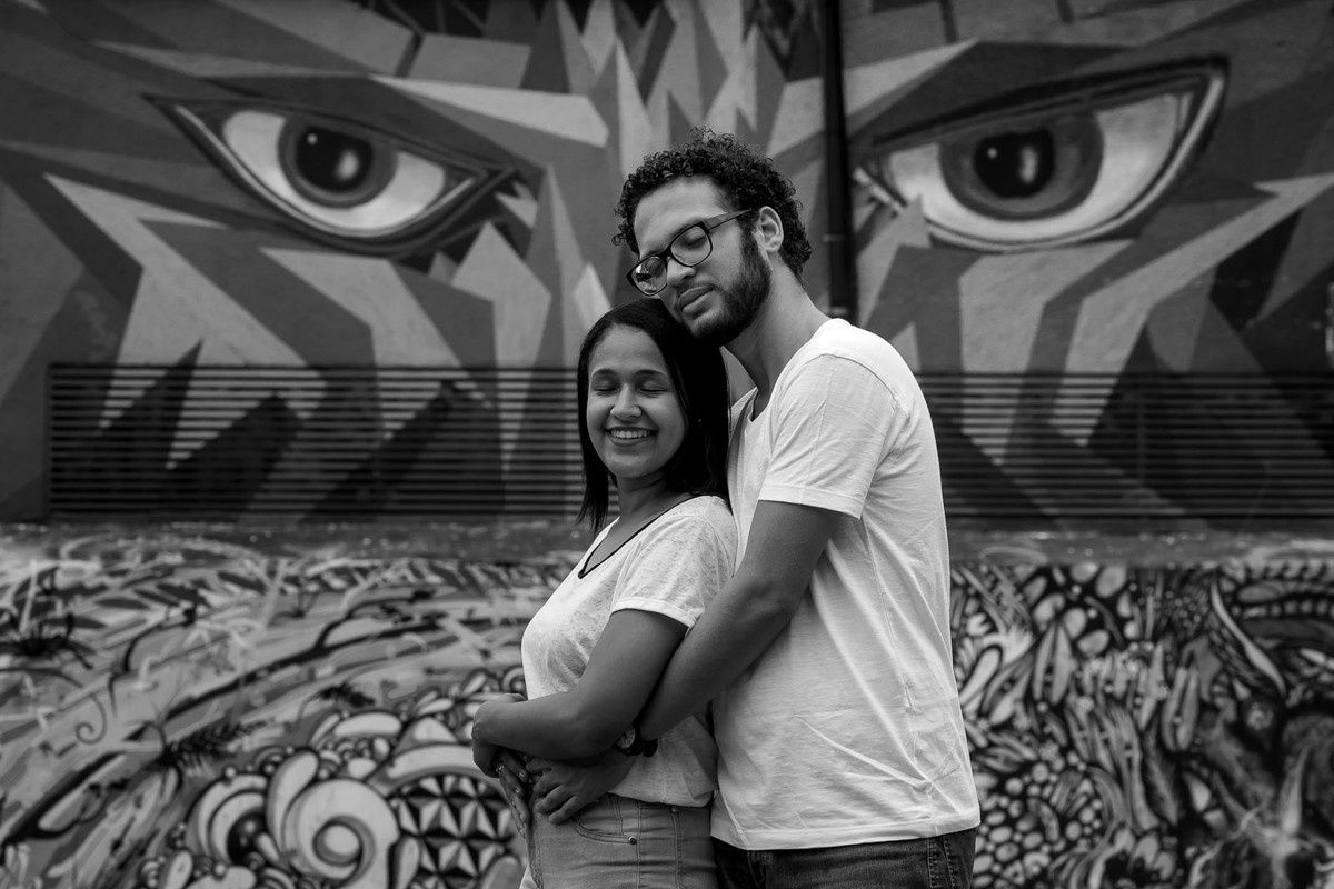 casal abraçado no beco do batman na vila madalena