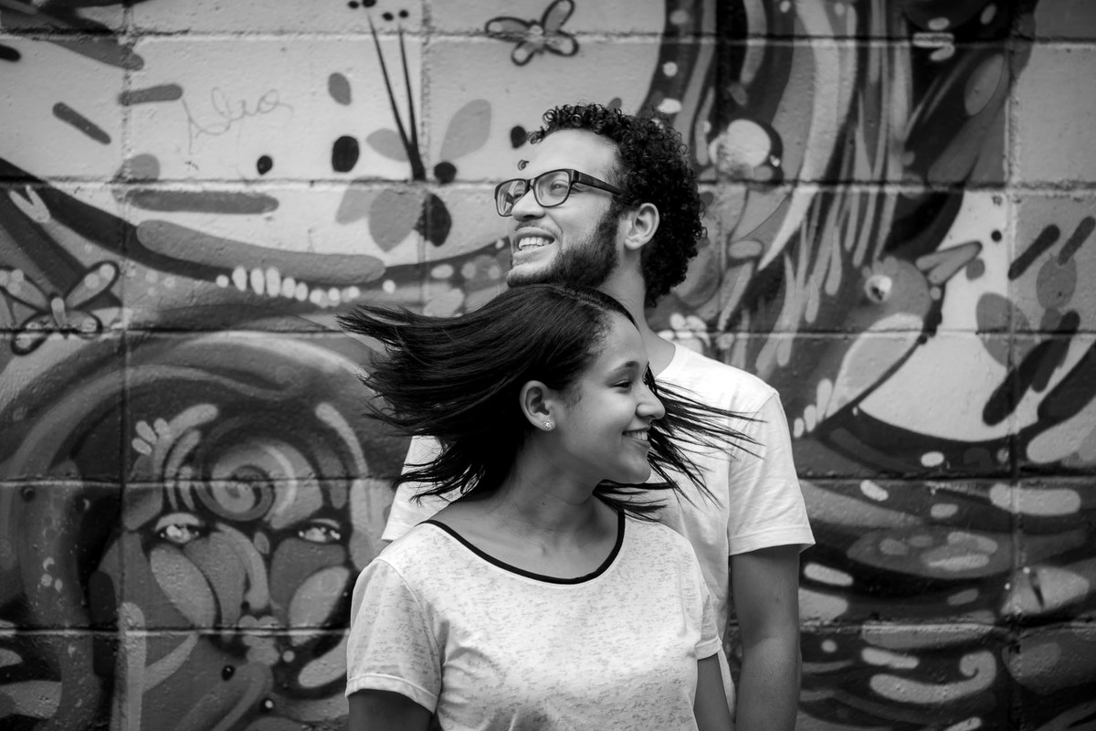 casal namorando no beco do batman na vila madalena