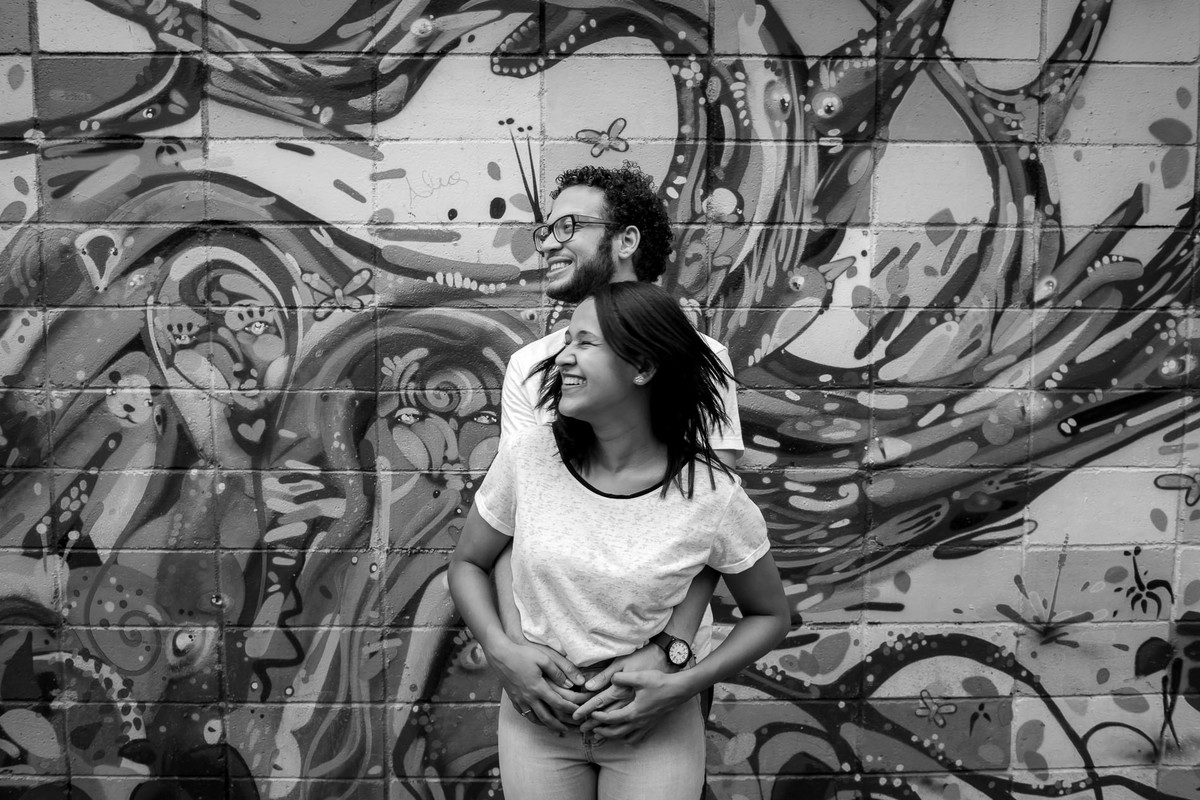 casal namorando no beco do batman na vila madalena