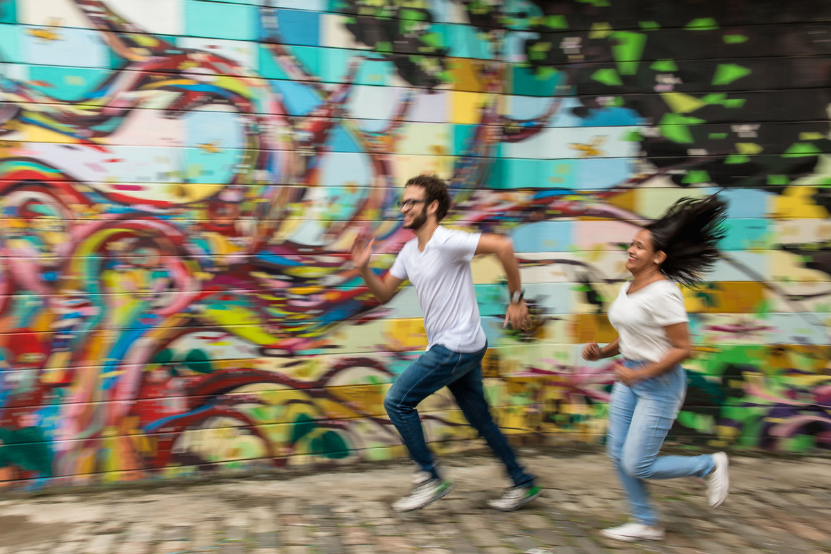 casal correndo no beco do batman na vila madalena