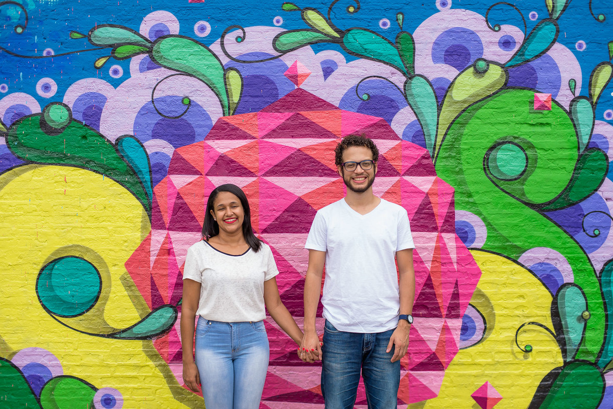 casal namorando no beco do batman na vila madalena