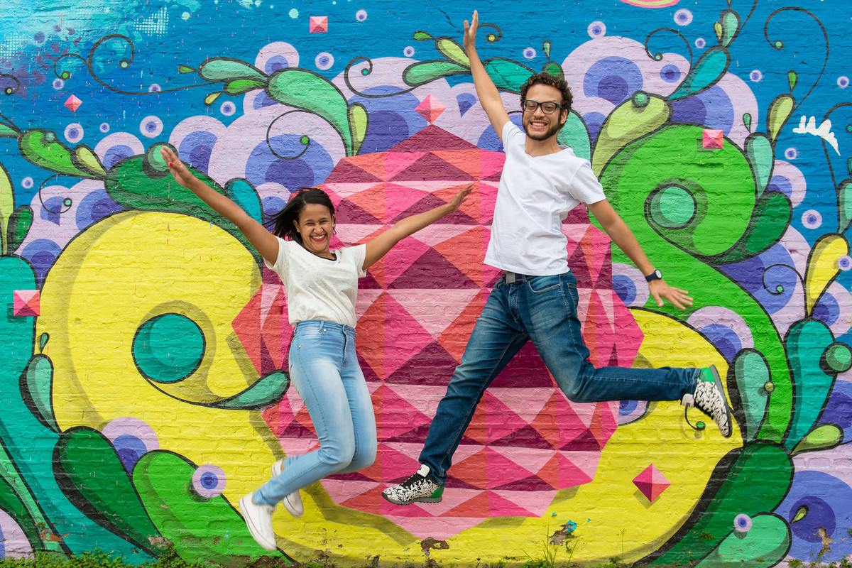 casal pulando no beco do batman na vila madalena