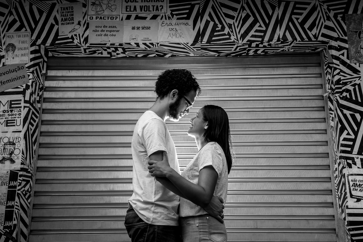 casal namorando no beco do batman na vila madalena