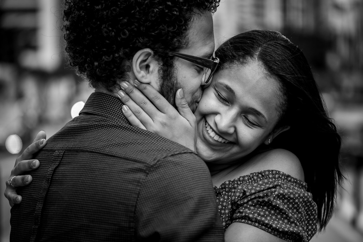 casal namorando na avenida paulista em São Paulo