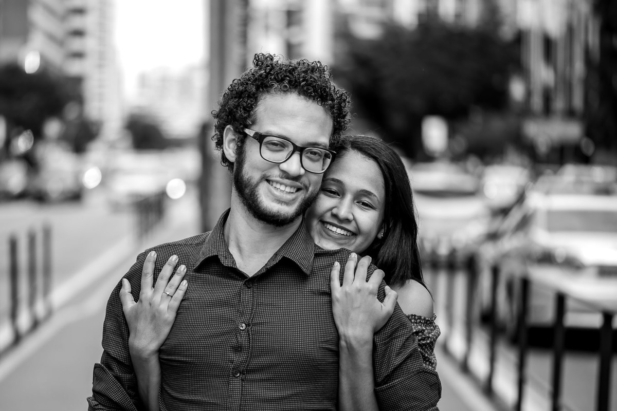 casal namorando na avenida paulista em São Paulo