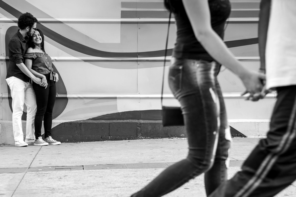 casal namorando na avenida paulista em São Paulo