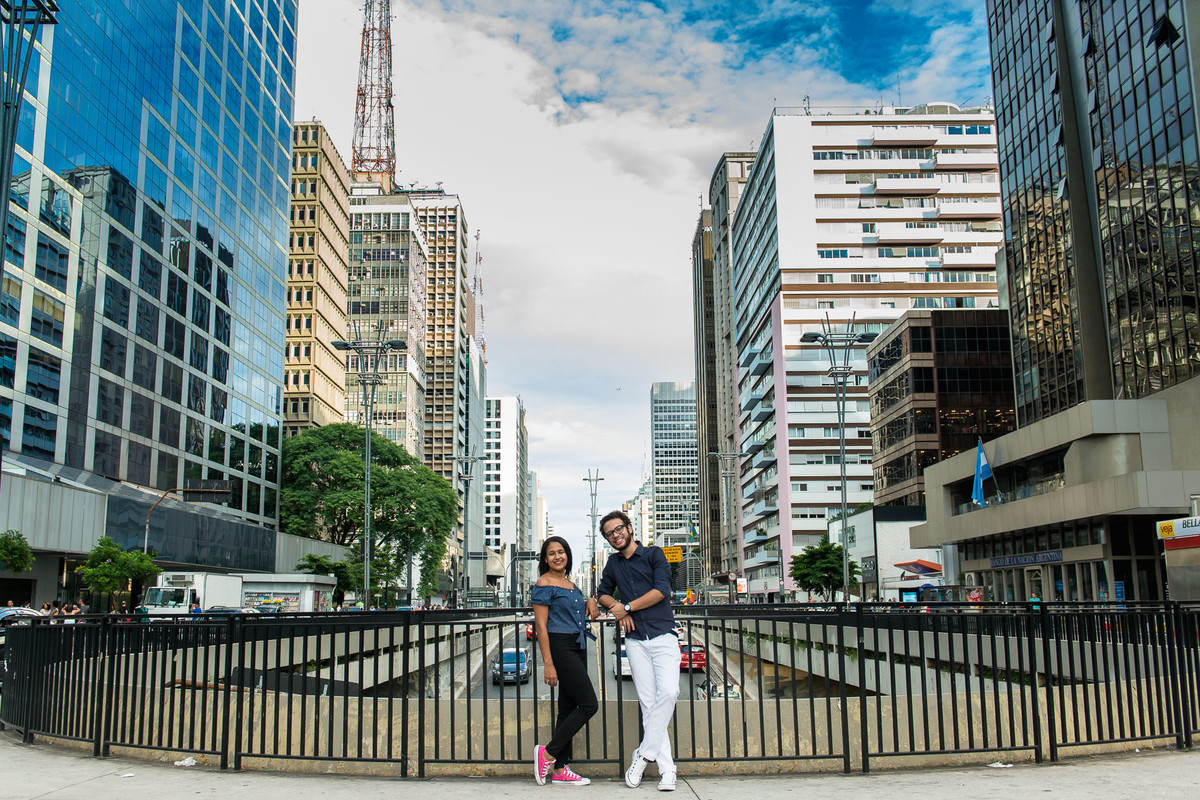 casal namorando na avenida paulista em São Paulo