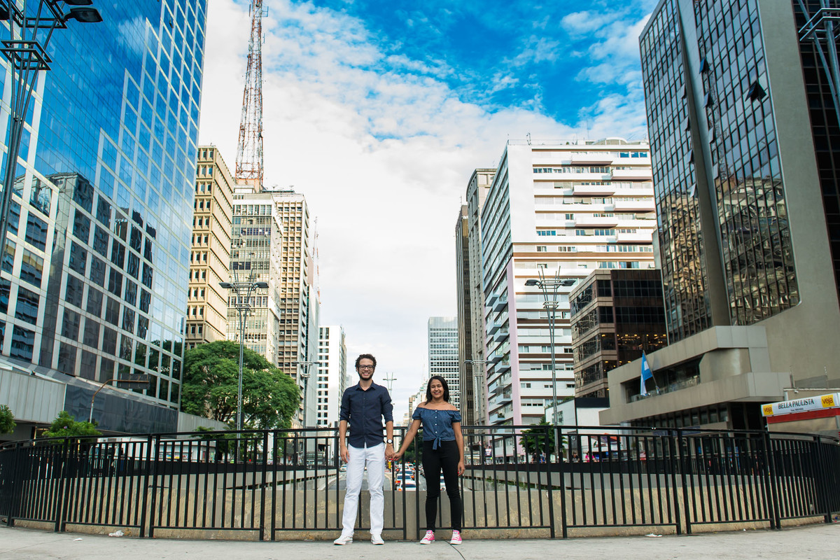 casal namorando na avenida paulista em São Paulo