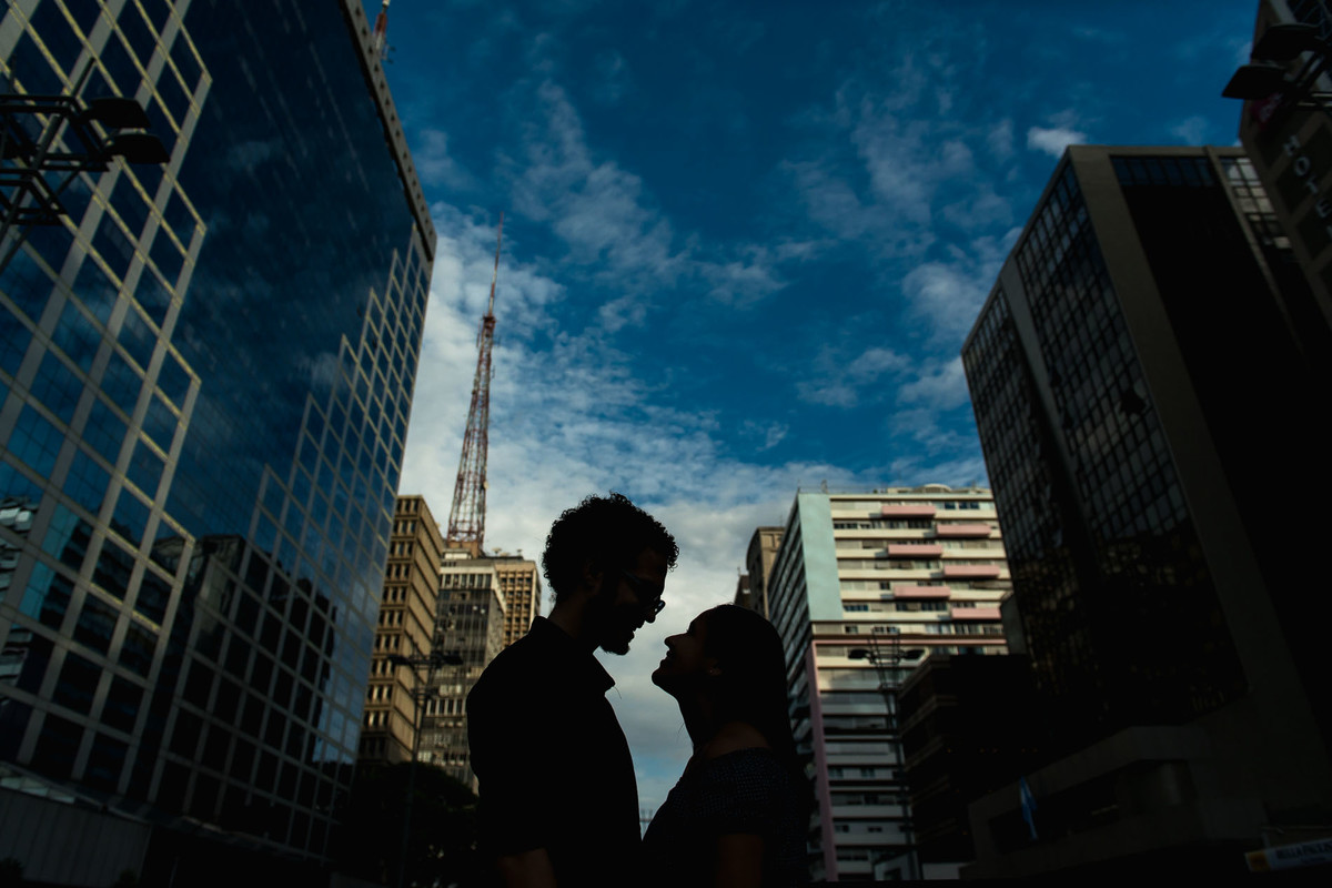 casal namorando na avenida paulista em São Paulo