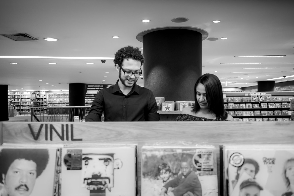 casal olhando discos de vinil na livraria cultura do conjunto nacional