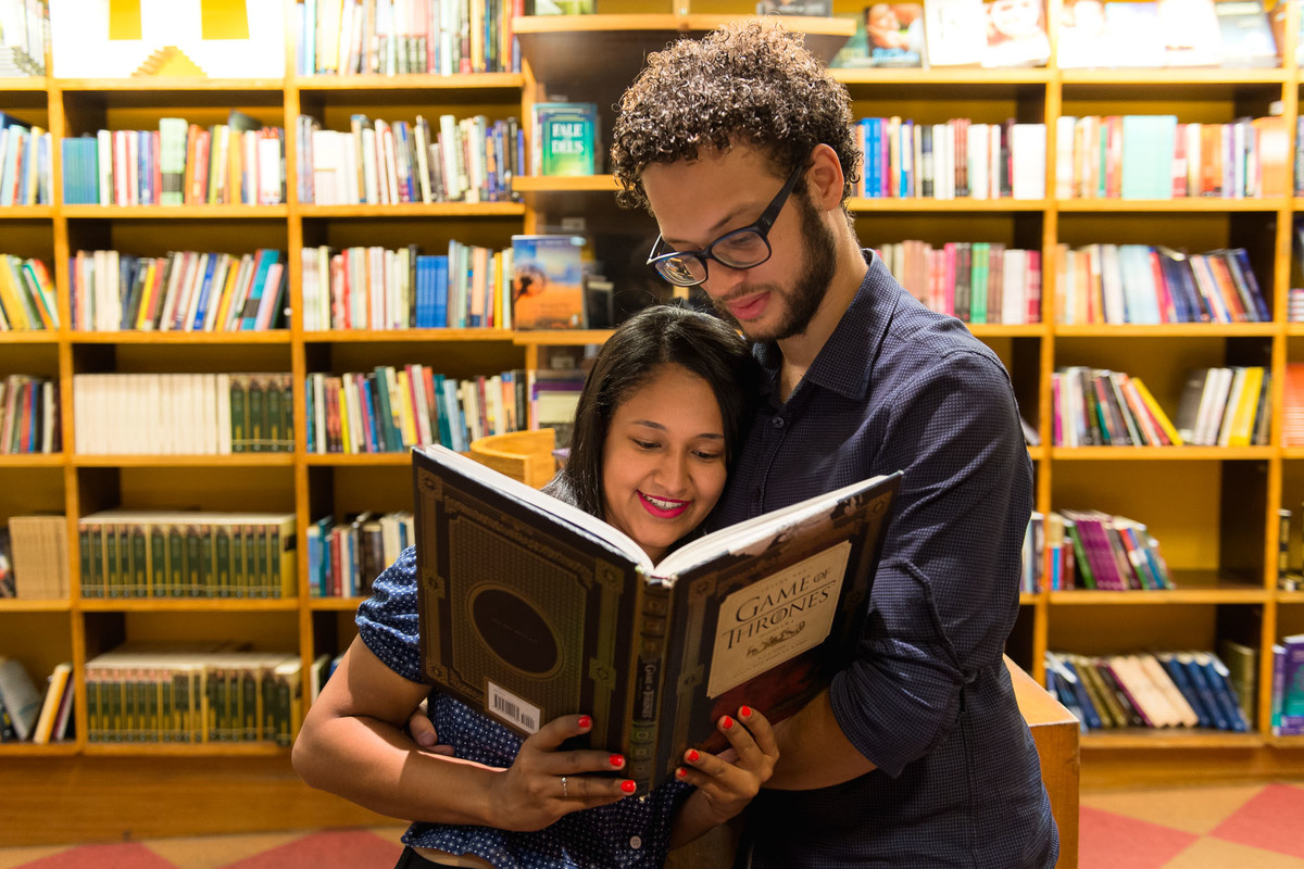 casal lendo livro na livraria cultura do conjunto nacional
