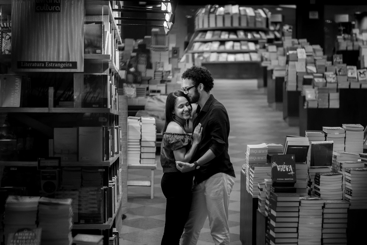 casal namorando na livraria cultura do conjunto nacional