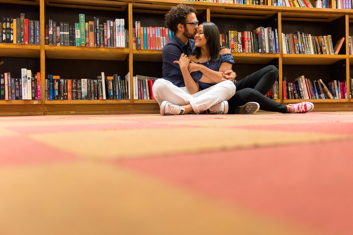 casal namorando na livraria cultura do conjunto nacional