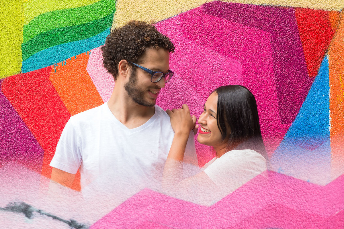 casal namorando no beco do batman na vila madalena