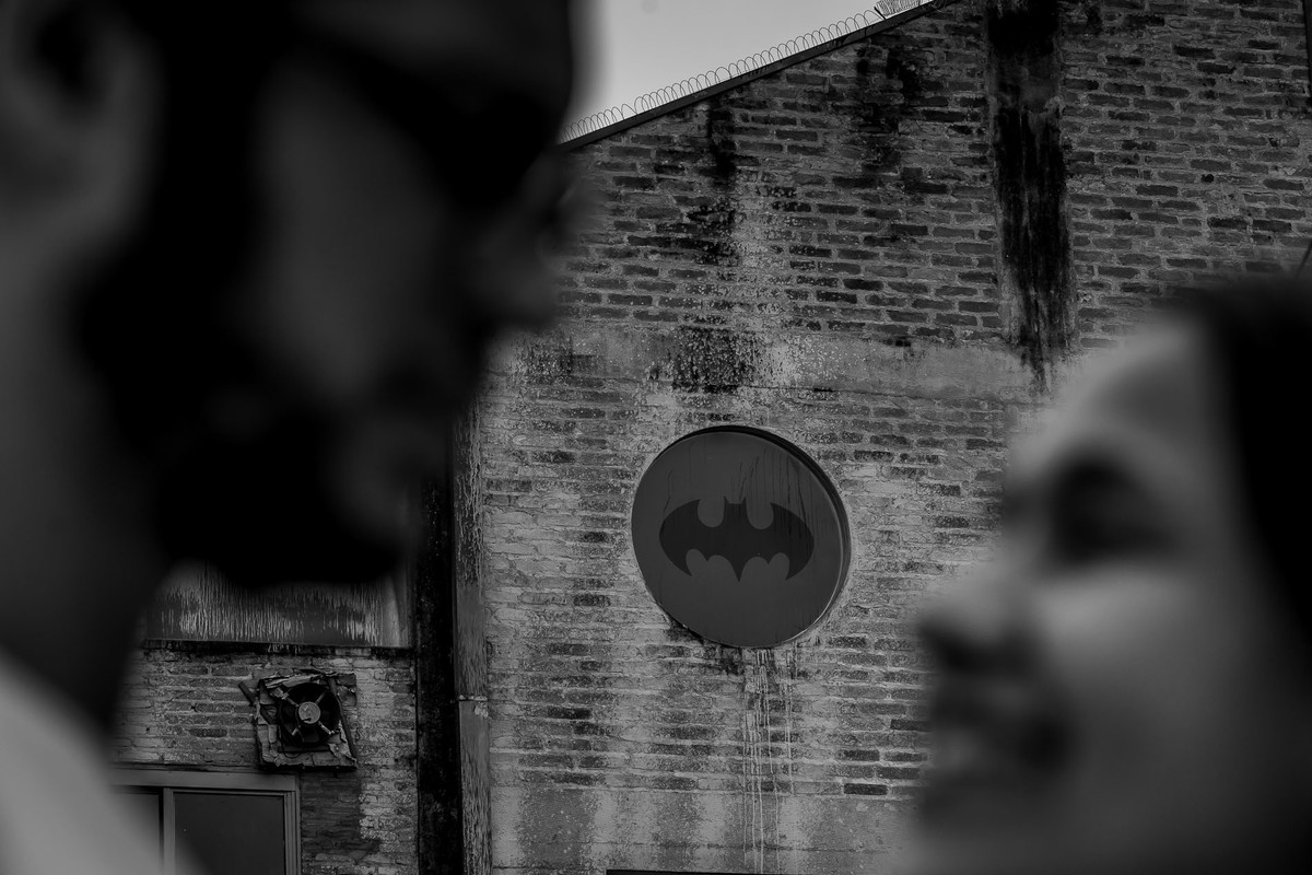 casal namorando no beco do batman na vila madalena