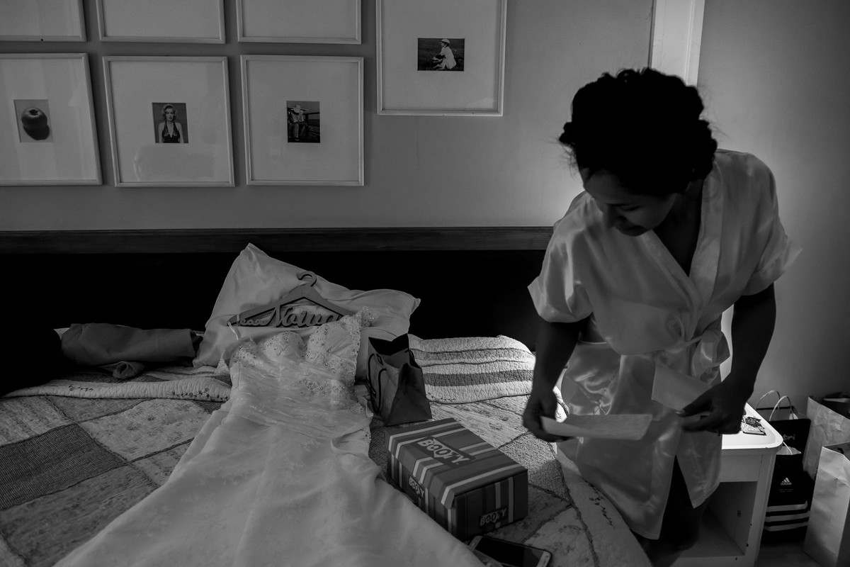 noiva olhando o seu vestido no dia do casamento