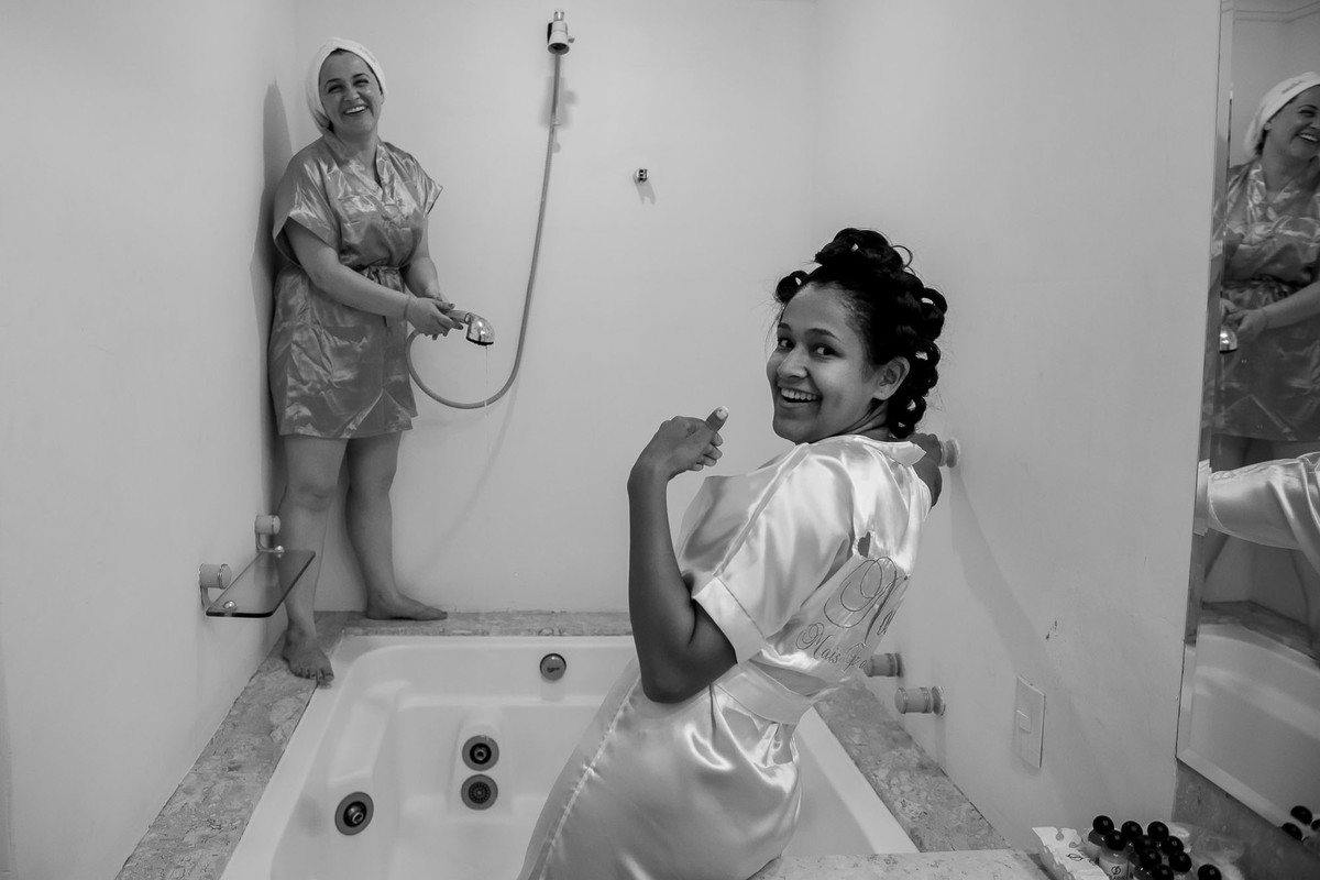 madrinha e noiva enchendo de agua a banheira