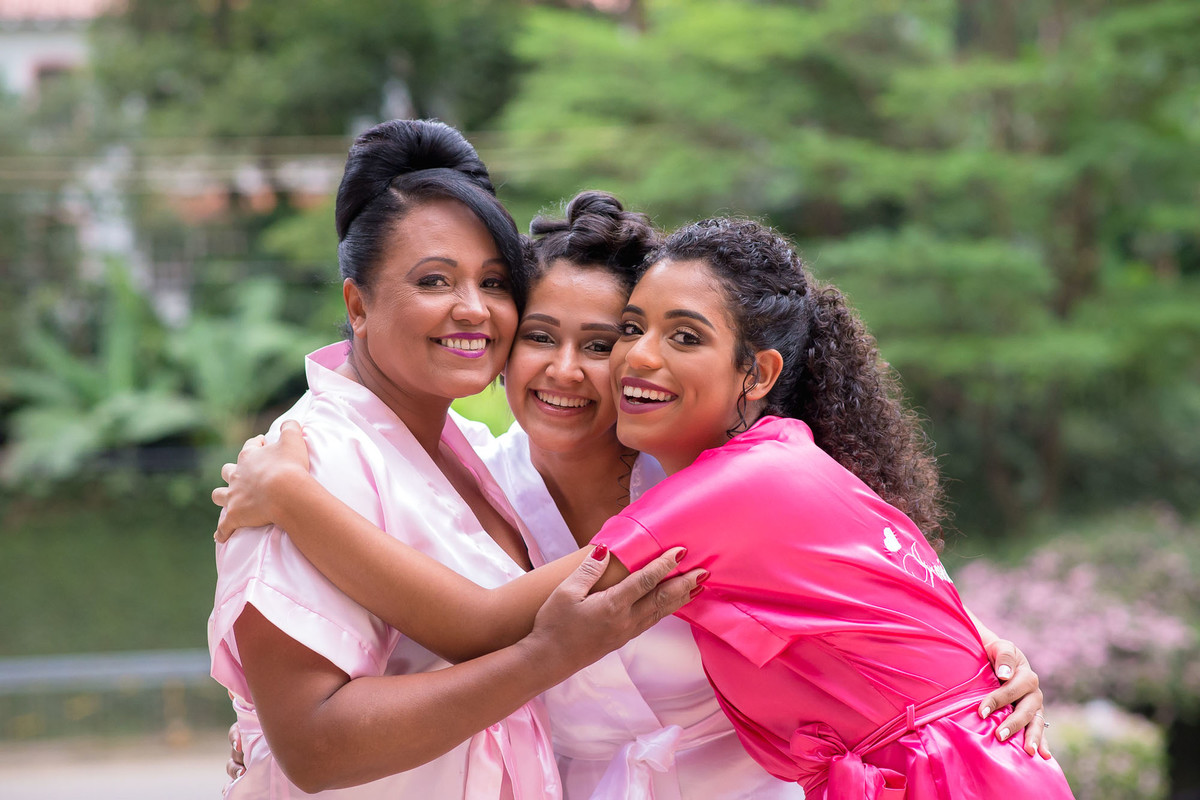 noiva recebendo abraço da mãe e irmã no hotel solarium