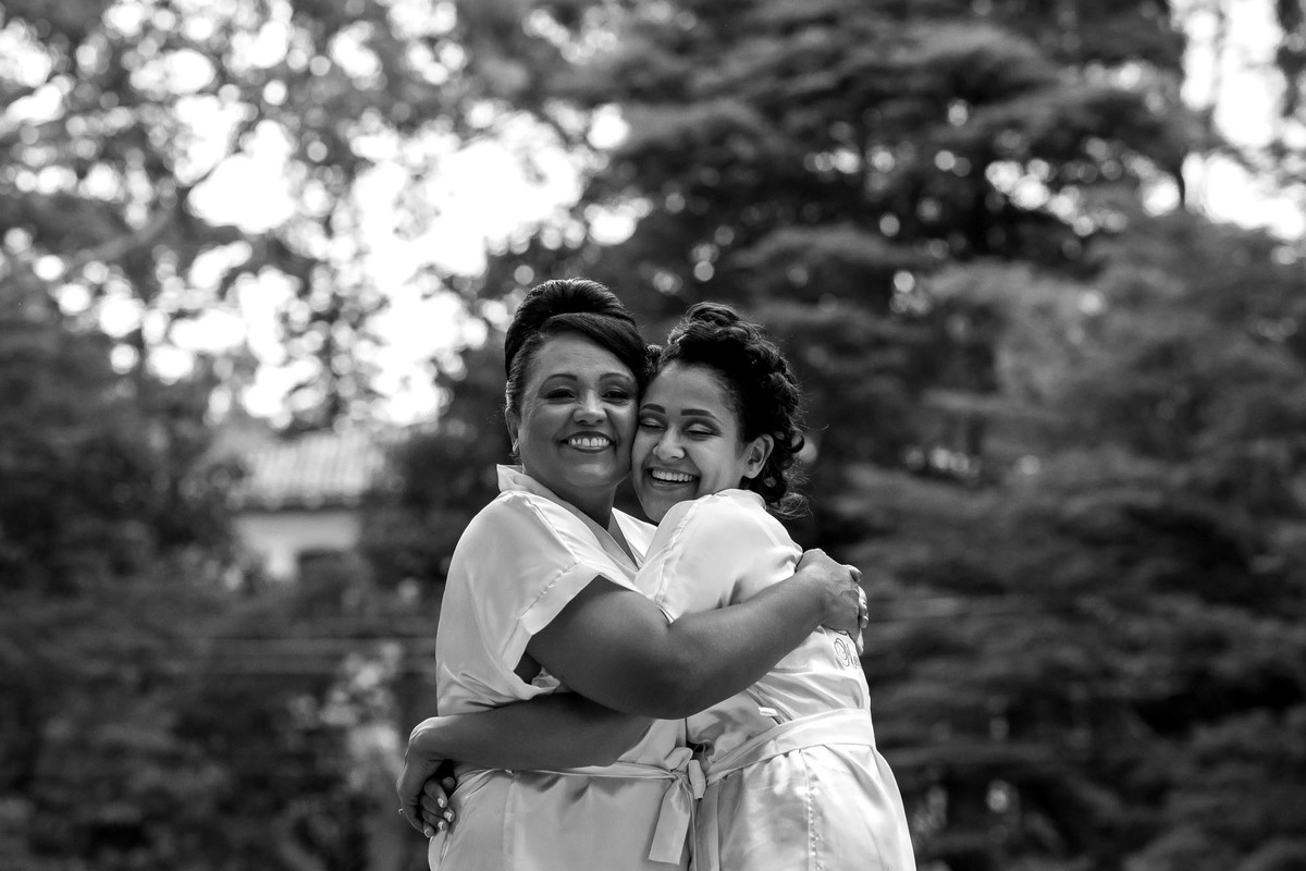 noiva recebendo abraço da mãe no hotel solarium