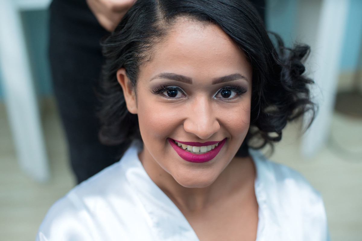 noiva sorrido durante seu making of no hotel solarium