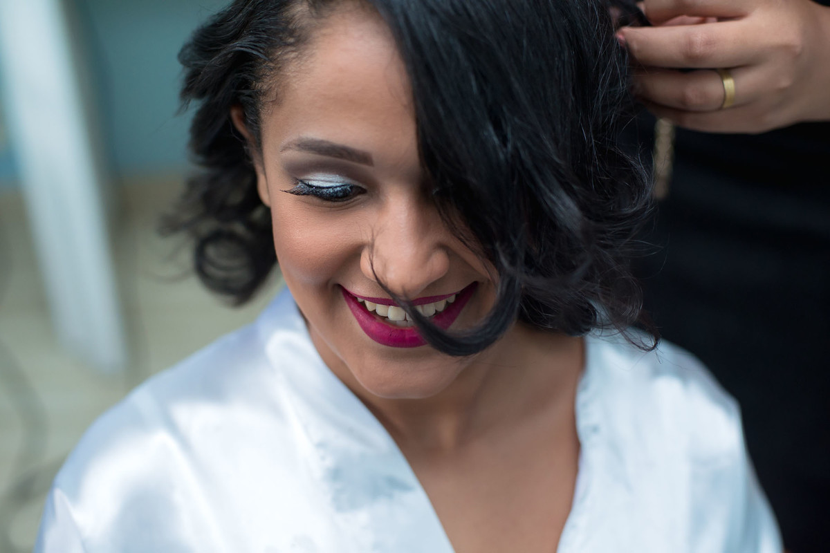 noiva sorrido durante seu making of no hotel solarium