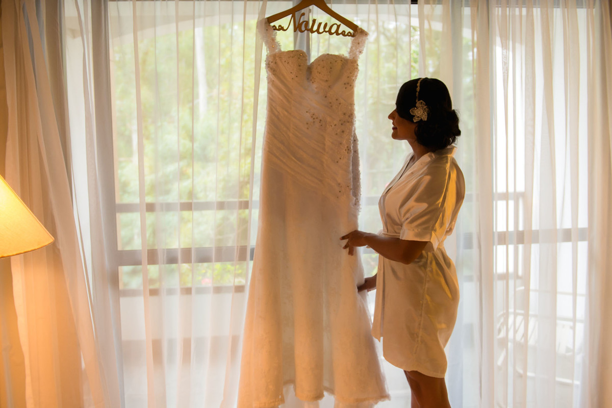 noiva olhando seu vestido antes do casamento