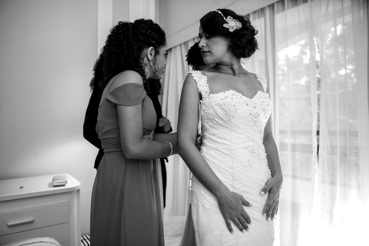 madrinhas colocando o vestido da noiva a noiva