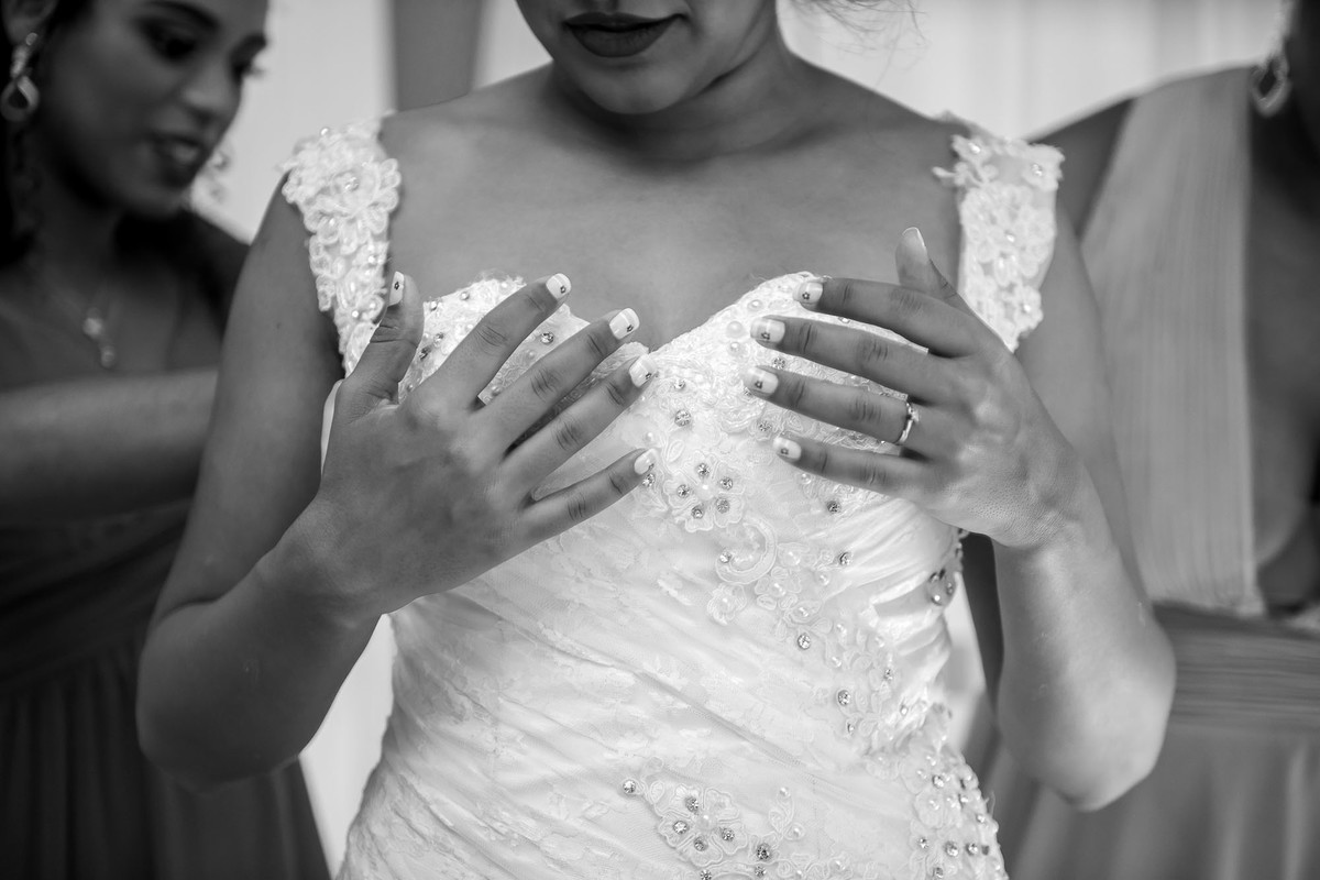 madrinhas colocando o vestido da noiva a noiva