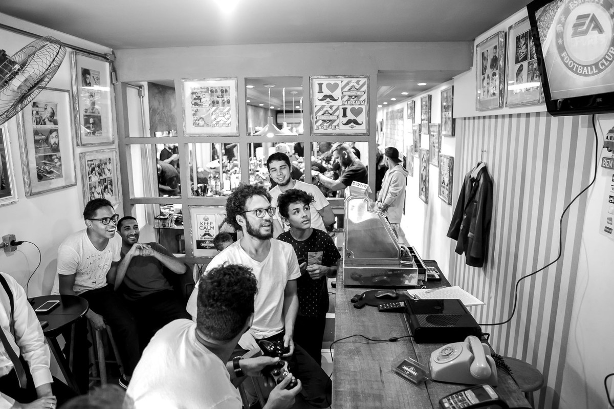 noivo e padrinhos na barbearia Los Rodrigues