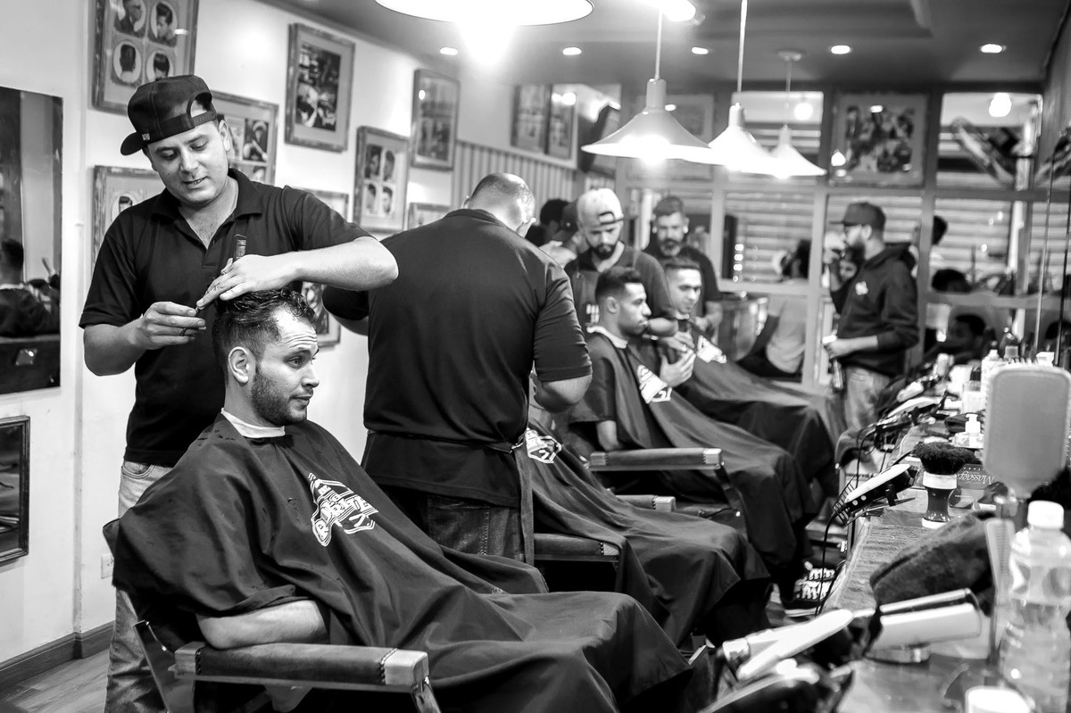 noivo e padrinhos na barbearia Los Rodrigues