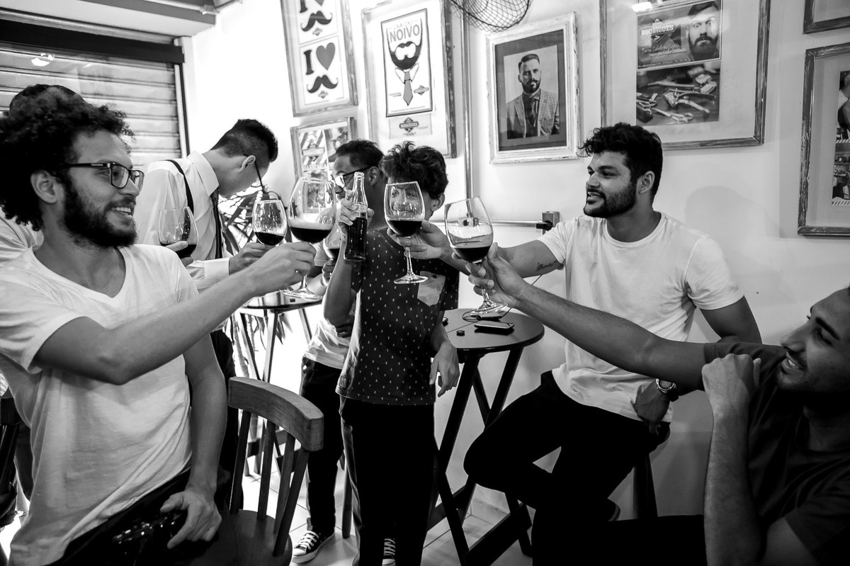 noivo e padrinhos na barbearia Los Rodrigues